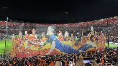 في تيفو الجماهير.. رأسية فان بيرسي تعيد ذكرى أسوأ ذكريات المنتخب الإسباني 