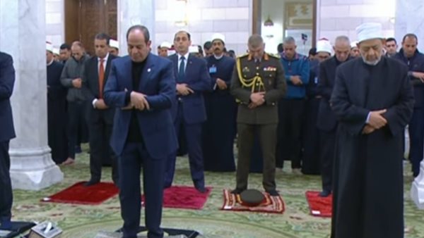 الرئيس يؤدي صلاة