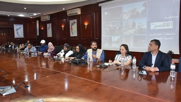 مؤتمر صحفي لمحافظ