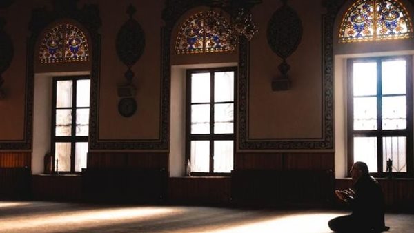 شخص يتضرع إلى الله