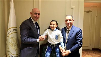 الوزير انبهر بيها.. أول تعليق من والد الطالبة رضوى من ذوي الاحتياجات الخاصة بعد تكريمها من وزير التعليم