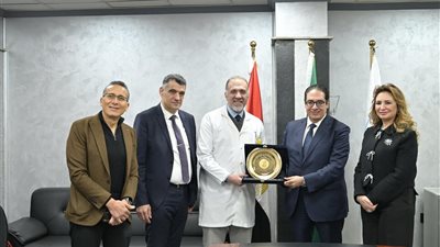 رئيس جامعة القاهرة يكرم الفريق الطبي بمستشفى أورام الثدي الفائز بالجائزة الذهبية لأفضل مشروع لتحسين تجربة المرضى
