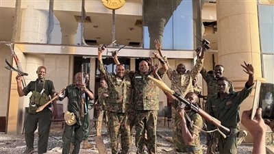 دبلوماسي سوداني: الجيش يتقدم بقوة ونهاية الدعم السريع اقتربت.. وهذه الدول تدخلت إيجابيا وسلبيا في الصراع | خاص