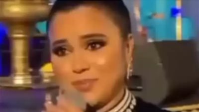 أهانت طبالًا على المسرح.. فيديو لـ مغنية مغربية يثير غضب السوشيال ميديا 