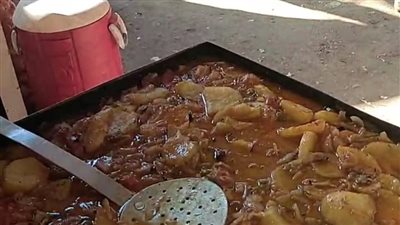 مسلمون ومسيحيون بكفر الشيخ يجهزون 1200 وجبة للصائمين في آخر أيام رمضان: بقالنا 15 سنة | بث مباشر