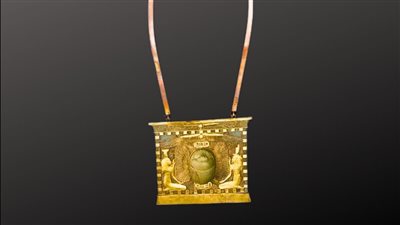  المتحف المصري بالتحرير يعرض صدرية ذهبية على شكل ناووس