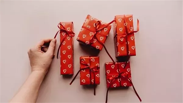 طرق تغليف هدايا عيد