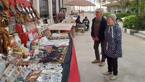 سائحان بشوارع بورسعيد