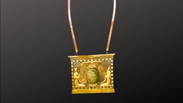 صدرية ذهبية على شكل