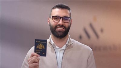 هجوم على الصحفي الفلسطيني معتز عزايزة بعد طلبه الحصول على الجنسية البريطانية 