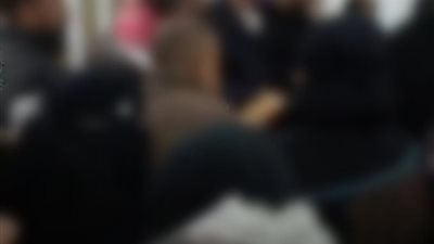 فيديو توزيع رجل أعمال أموالا على الفقراء يثير غضب المواطنين بالشرقية: إهانة ونرجو إيقاف المهزلة دي