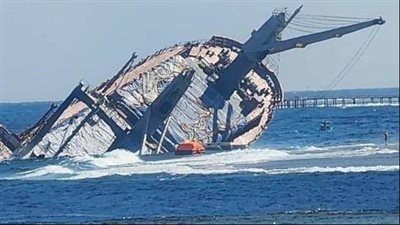 تسببت في أضرار بيئية.. غرامة 24 مليون دولار على ملاك سفينة بضائع غرقت في القصير بالبحر الأحمر | بث مباشر