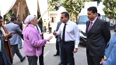 وزير الصحة يتفقد المعامل المركزية والعلاج الحر وإدارة التراخيص لمتابعة أعمال تجديد المبنى 