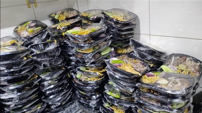 أغرب مائدة إفطار.. توزيع وجبات رنجة وفسيخ على الصائمين بالدرب الأحمر | بث مباشر