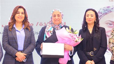 أمهات مثاليات بوزارة التضامن.. مايا مرسي تكرم مرجريت صاروفيم ومها هلالي | صور
