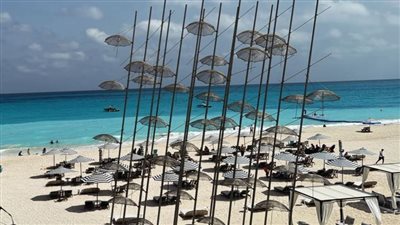 الصيف بدأ بدري في مراسي.. فندق العلمين يستقبل المصريين والعرب والأجانب بعيد الفطر