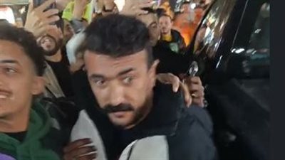 أحمد العوضي يتابع مسلسله فهد البطل على أحد مقاهي إمبابة وسط محبيه | بث مباشر