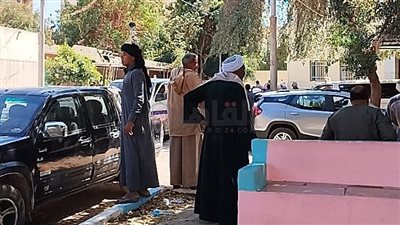 طبيب ووالده وجارهما.. حزن لحظة تشييع جثامين 3 ضحايا حادث دهس لدفنهم بقنا