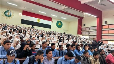 وكيل تعليم الفيوم يمنح مكافأة 5000 جنيه لإدارة مدرسة تقديرًا لإسهاماتهم التعليمية