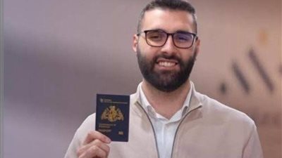 أنا حر.. أول تعليق من الصحفي الفلسطيني معتز عزايزة بعد الهجوم عليه| خاص