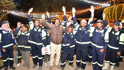 محافظ الدقهلية يشارك عمال النظافة مائدة إفطار رمضانية ويشيد بدورهم في خدمة المجتمع