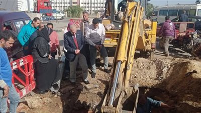رئيس شركة مياه الشرب بالقليوبية يتابع أعمال إصلاح أحد الخطوط بمدينة بنها