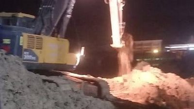 إصلاح الكسر المفاجئ بخط المياه بحي الصداقة الجديدة بأسوان 