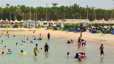 100 جنيه غرامة.. تحذيرات من السباحة بالملابس الداخلية في شواطئ الغردقة قبل عيد الفطر | بث مباشر