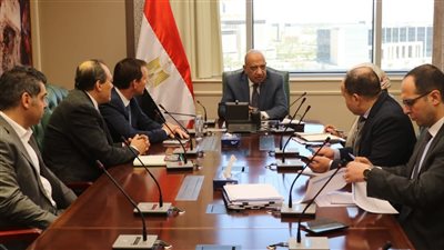 وزير الكهرباء يبحث مع شركة شنايدر خفض الفقد وتطوير مراكز التحكم وشبكات التوزيع