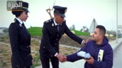 معاك في رمضان.. وزارة الداخلية توزع وجبات إفطار على الصائمين في الشوارع |صور 