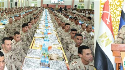 وزير الدفاع والإنتاج الحربي يشارك مقاتلي الجيش الثاني الميداني تناول وجبة الإفطار