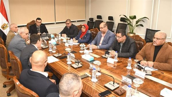 وزير الإسكان مع مسئولي