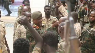 مساعد البرهان يتفقد قيادة سلاح المدرعات والقوات بالقصر الجمهوري 