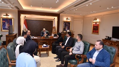  بعد فصلهما تعسفيًا.. وزير العمل يسلم 64 ألف جنيه لعاملتين بإحدى شركات الأدوات الكهربائية