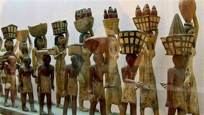 متحف التحرير يعرض موكبًا جنائزيًا خشبيًا من عصر الدولة الوسطى | صور