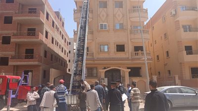 جهاز مدينة 6 أكتوبر يستعين بونش رفع أثاث لإزالة تعديات بناء بسبب غلق مكان المخالفة