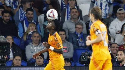 بسبب فينيسيوس.. تغريم 2 من مشجعي ريال سوسيداد 4 آلاف يورو ومنعهم من دخول الملاعب لمدة عام