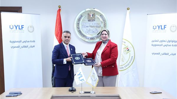 جانب من التوقيع 