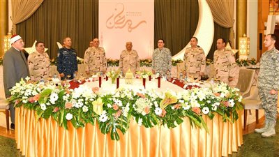 وزير الدفاع يشارك مقاتلي القوات الجوية تناول وجبة الإفطار