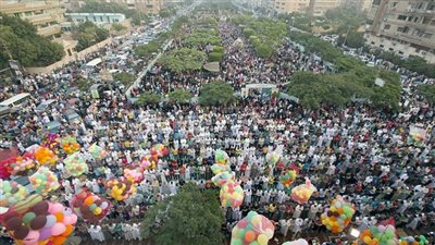 ما حكم صلاة الرجال إلى جوار النساء في صلاة العيد؟