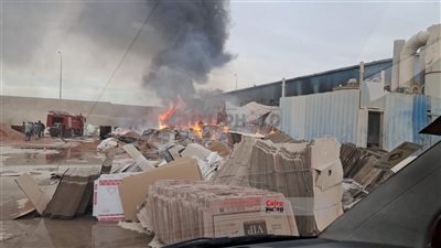 اندلاع حريق داخل مخزن كرتون بمصنع سيراميك في السويس