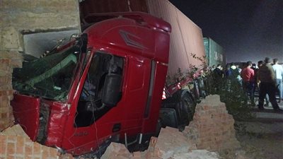 اصطدام مقطورة بشرفة أحد المنازل بقرية البقاشين في كفر شكر بالقليوبية| صور 