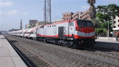 كان راكب فوق القطار.. تفاصيل مصرع شخص اصطدم بكوبري المشاة بمحطة المنيا | بث مباشر