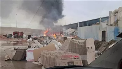 انتداب المعمل الجنائي لمعاينة موقع حريق مخزن كرتون بمصنع سيراميك في السويس