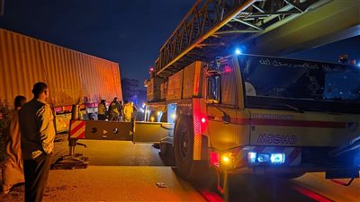 الدفع بونش وزنه 120 طنا.. محافظ القليوبية يتابع أعمال رفع المقطورة المصطدمة بشرفة منزل بكفر شكر