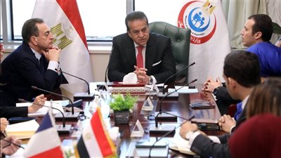 الصحة تبحث مع السفير الفرنسي تقديم مساعدات للمستشفيات المستقبلة مصابي غزة بمصر