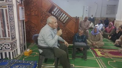 محافظ الوادي الجديد يلتقي بالمواطنين بمسجد معاذ في الخارجة