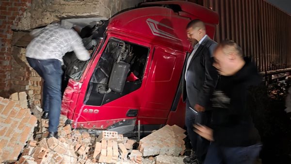 اصطدام مقطورة بشرفة