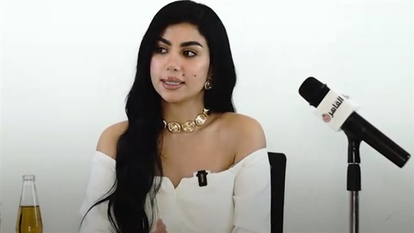 الفنانة كارولين عزمي