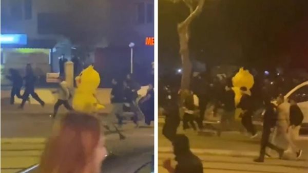 متظاهر يرتدي زي بوكيمون